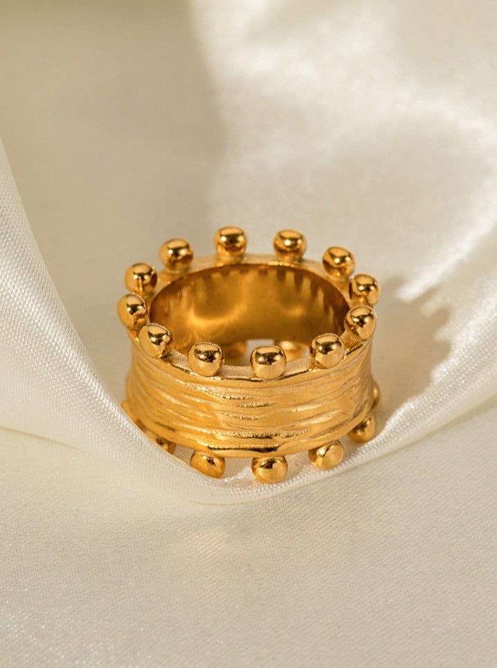 Anillo con vetas de madera bañado en oro de 18 k que no se decolora 