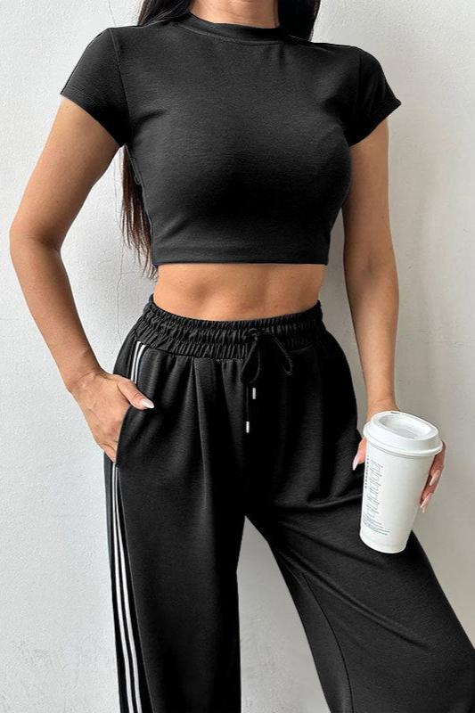 Conjunto deportivo de top corto de manga corta y pantalón 