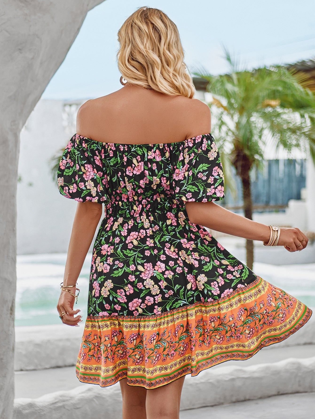 Vestido bohemio con estampado floral y hombros descubiertos