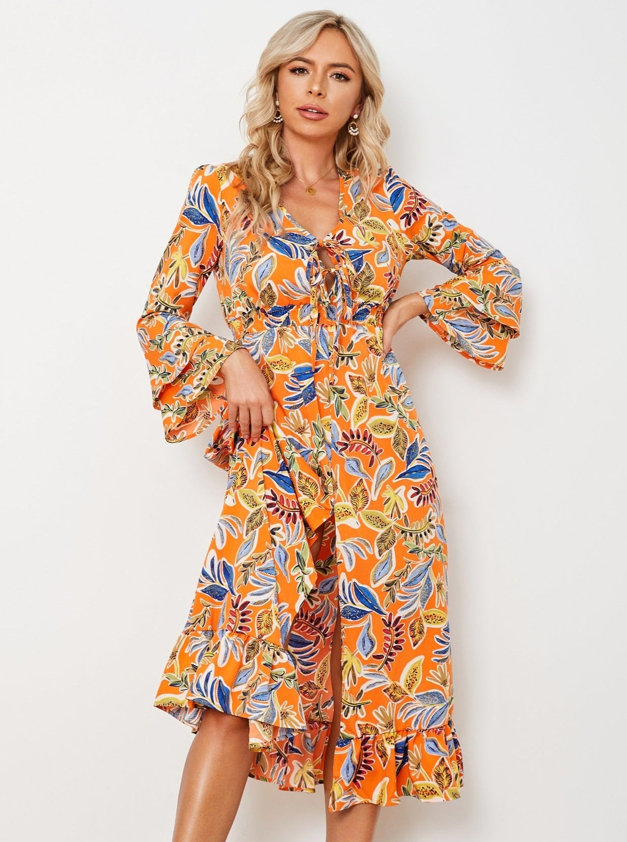 Vestido midi de manga larga con escote en V y estampado floral en color naranja