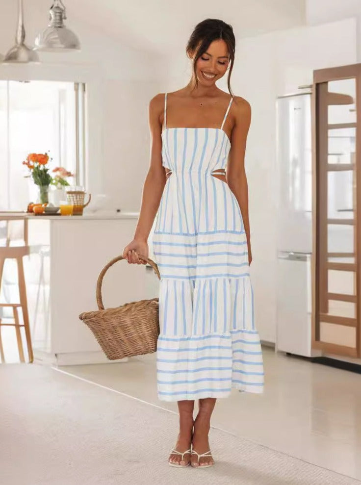 Vestido de verano con aberturas laterales y rayas blancas y azules 