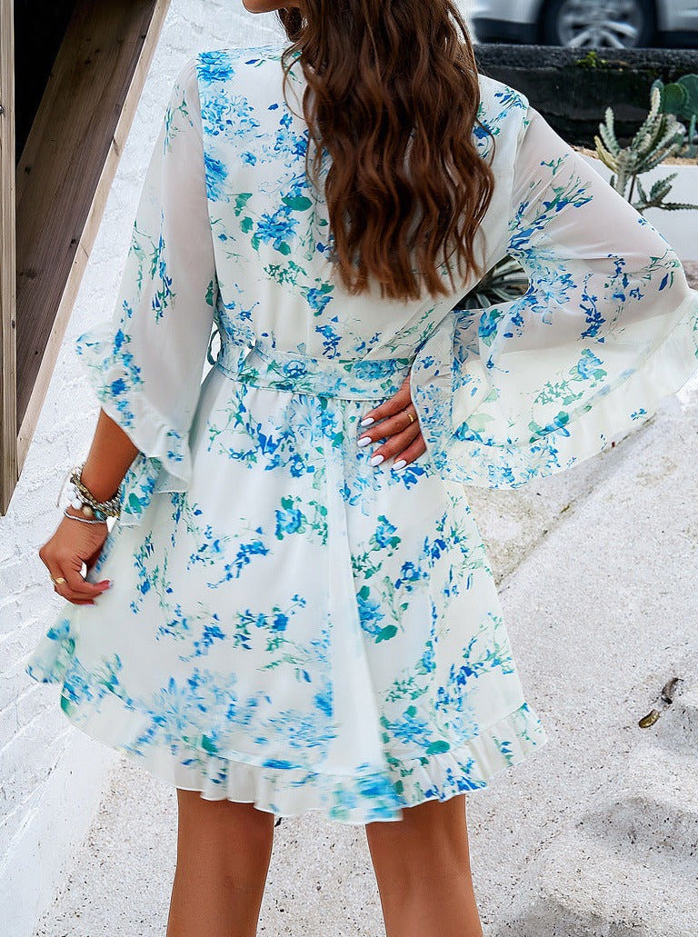 Elegante vestido de encaje con estampado azul 