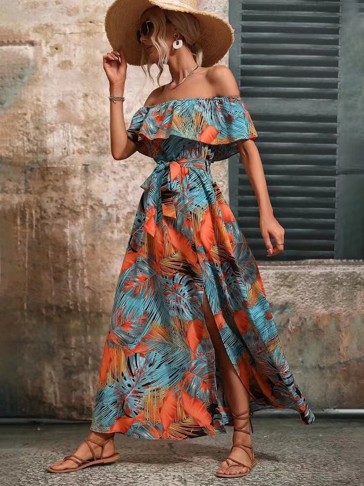 Elegante vestido con abertura y estampado tropical con hombros descubiertos 