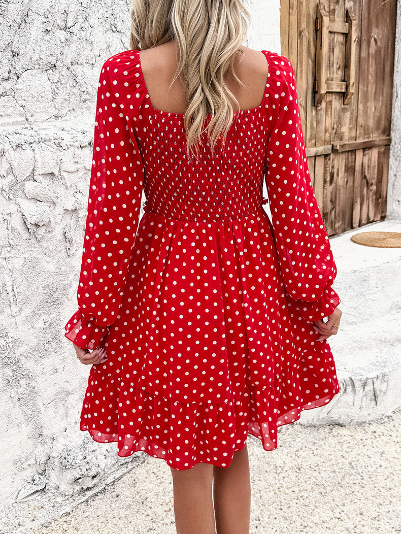 Vestido casual rojo con hombros descubiertos y lunares 