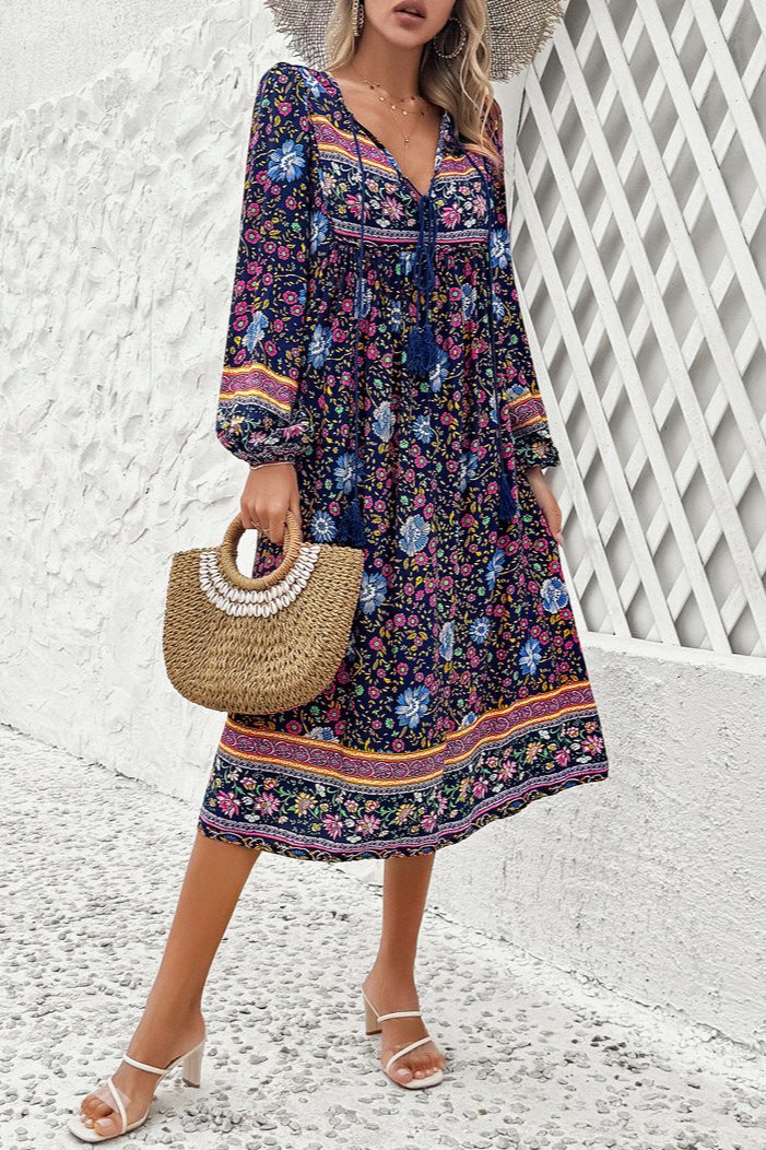 Elegante vestido midi de manga larga con estampado floral en azul oscuro 