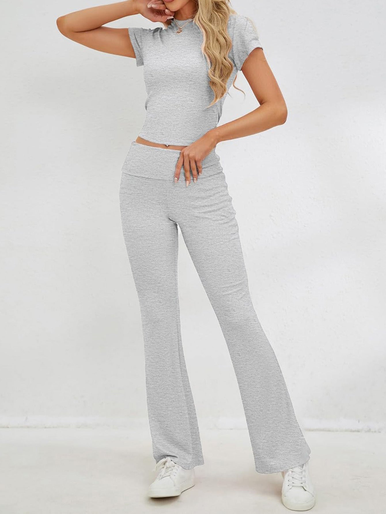 Conjunto de pantalón y top corto gris de manga corta ajustado e informal 