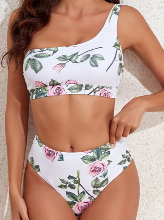 Bikini de tres piezas con estampado floral blanco y pareo 