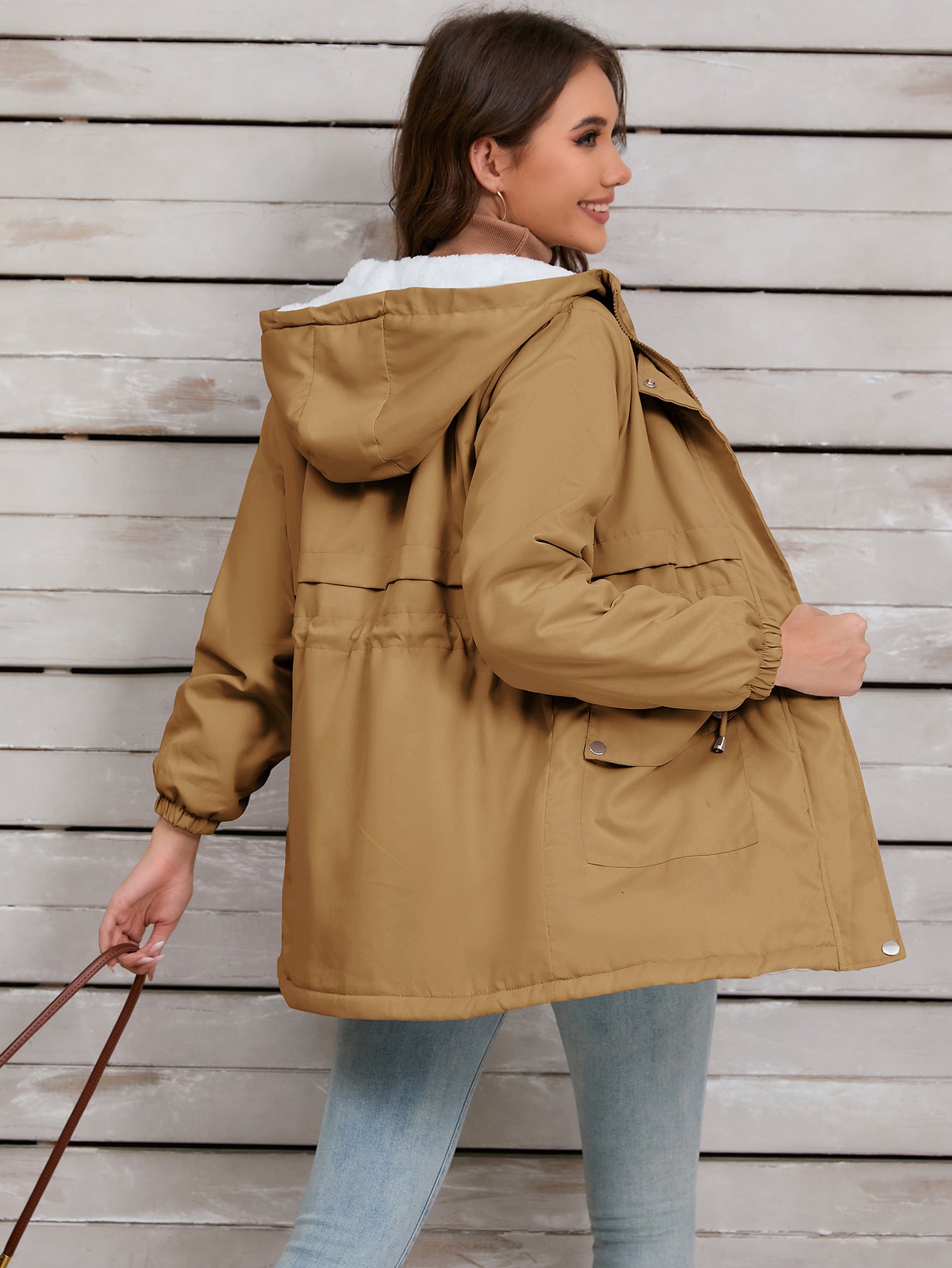 Parka con capucha y cintura ajustable para aventuras al aire libre