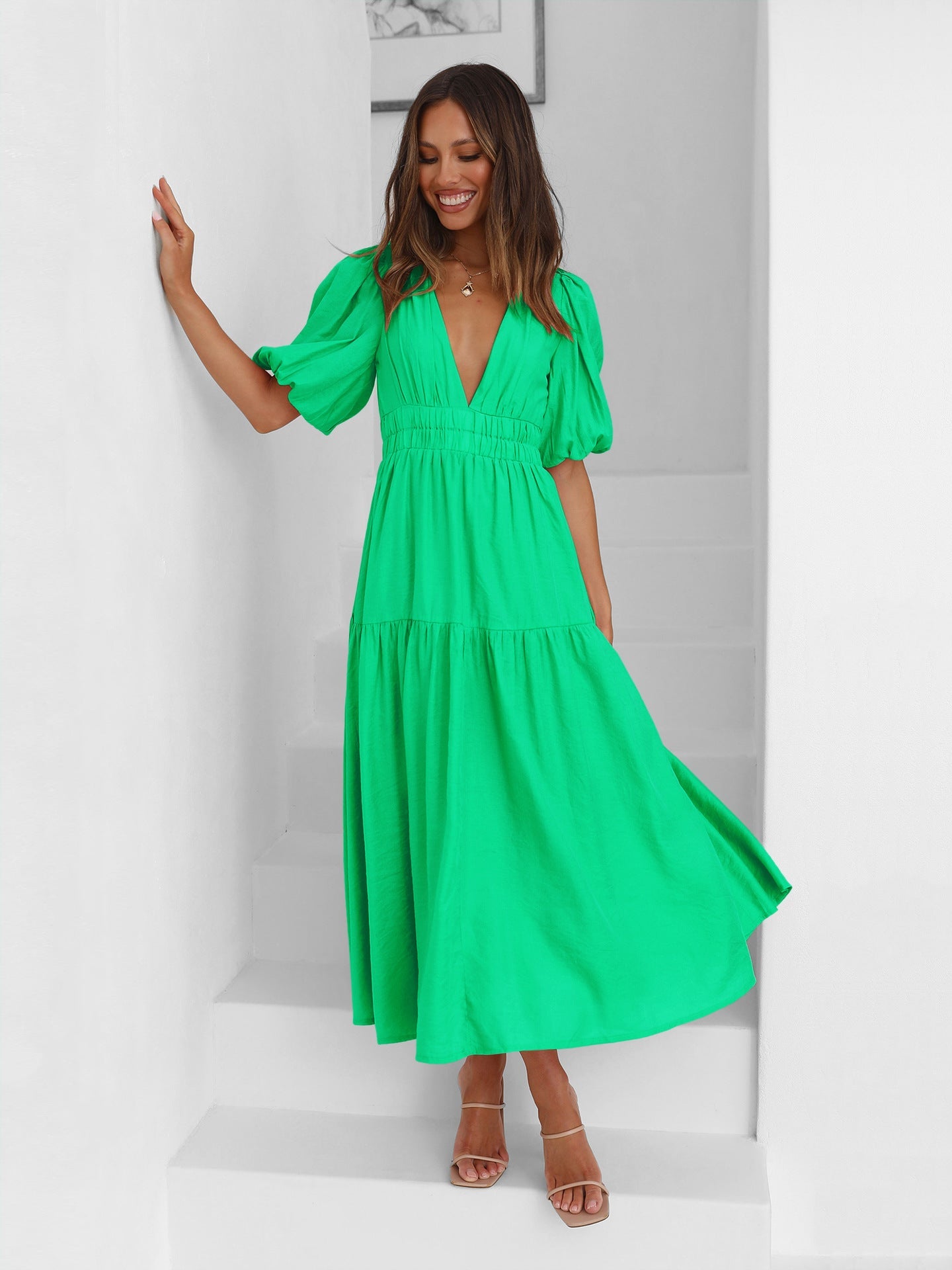 Vestido verde con escote en V profundo y mangas abullonadas en capas