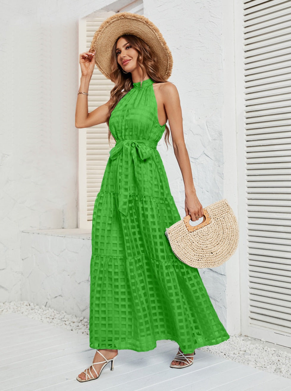 Vestido largo con cinturón y escote halter de malla verde 