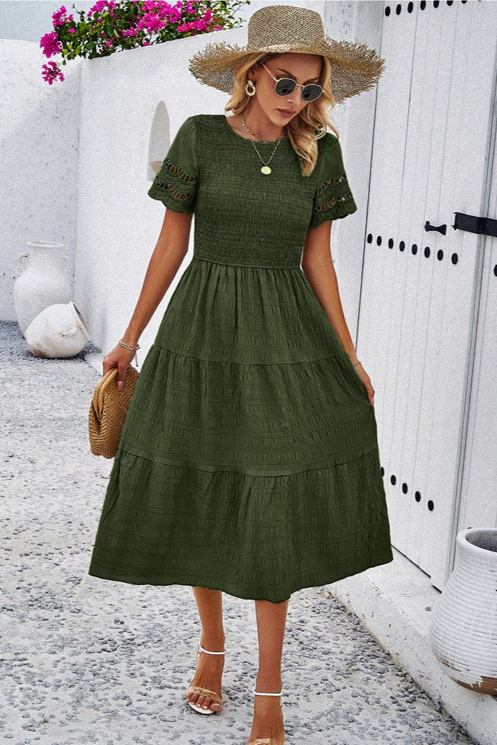 Vestido midi informal de color verde oscuro con mangas de encaje de crochet y corte en A 