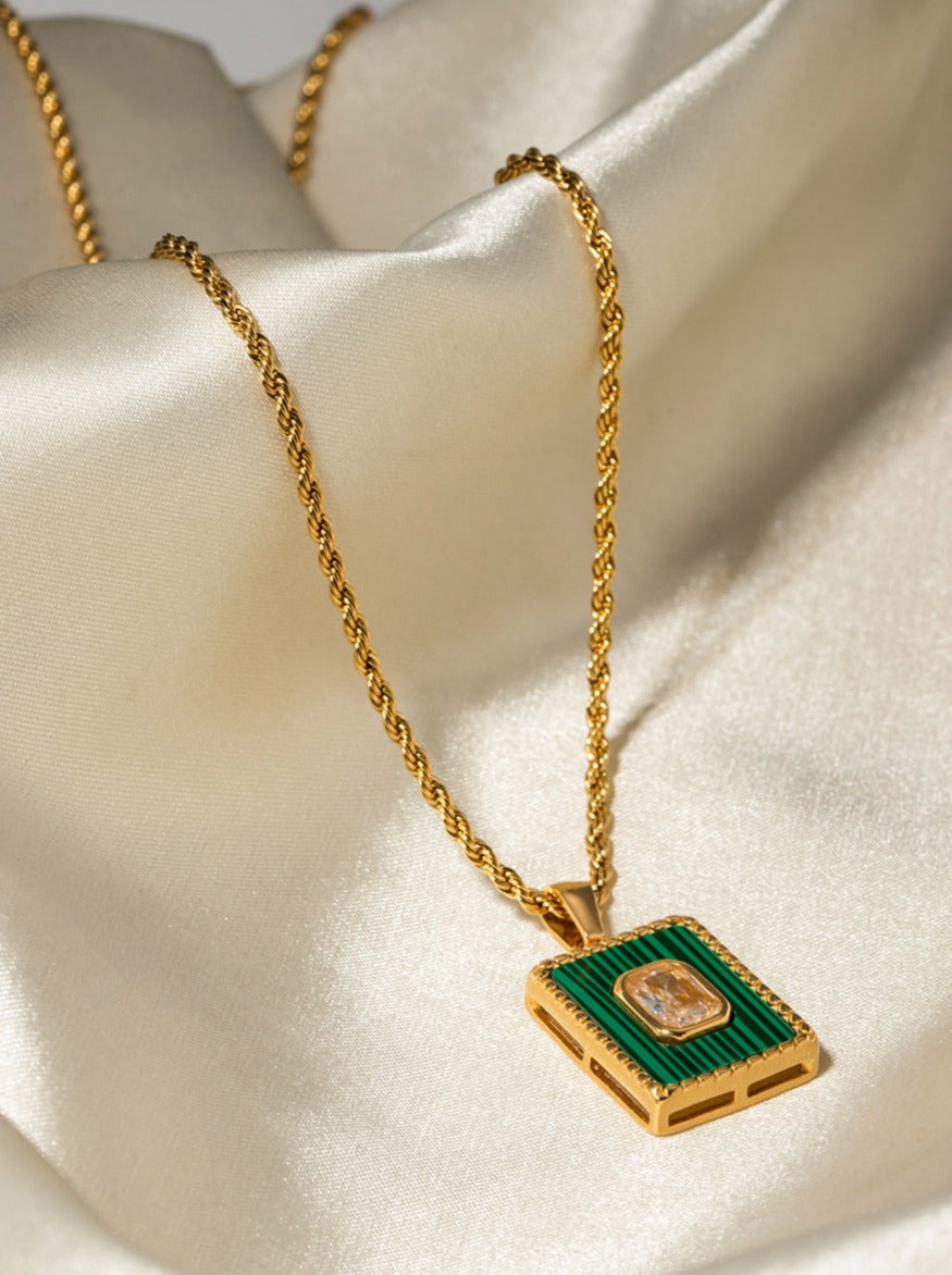 Collar con colgante rectangular verde bañado en oro de 18 quilates 