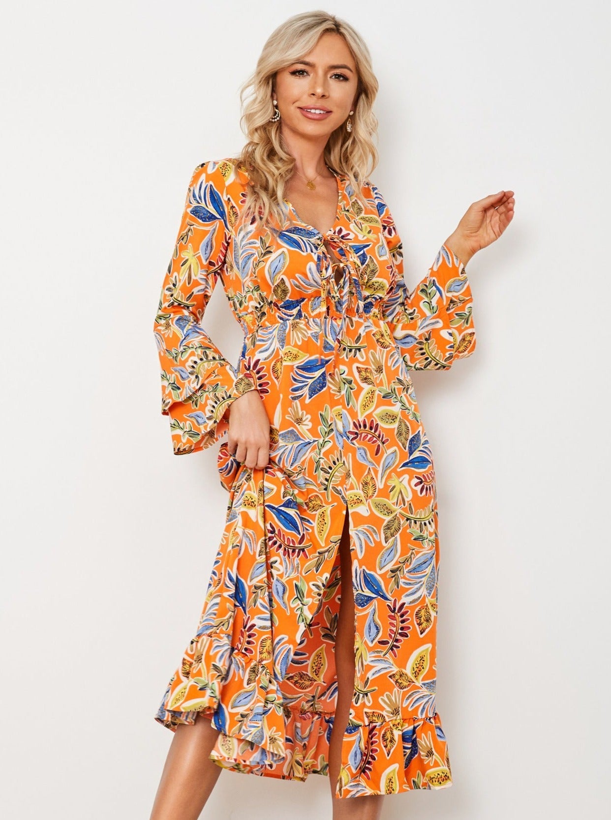 Vestido midi de manga larga con escote en V y estampado floral en color naranja