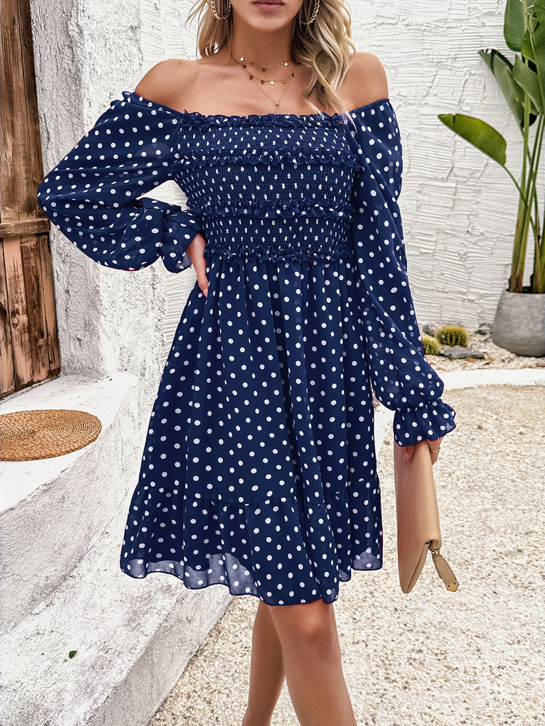 Vestido casual azul con hombros descubiertos y lunares 