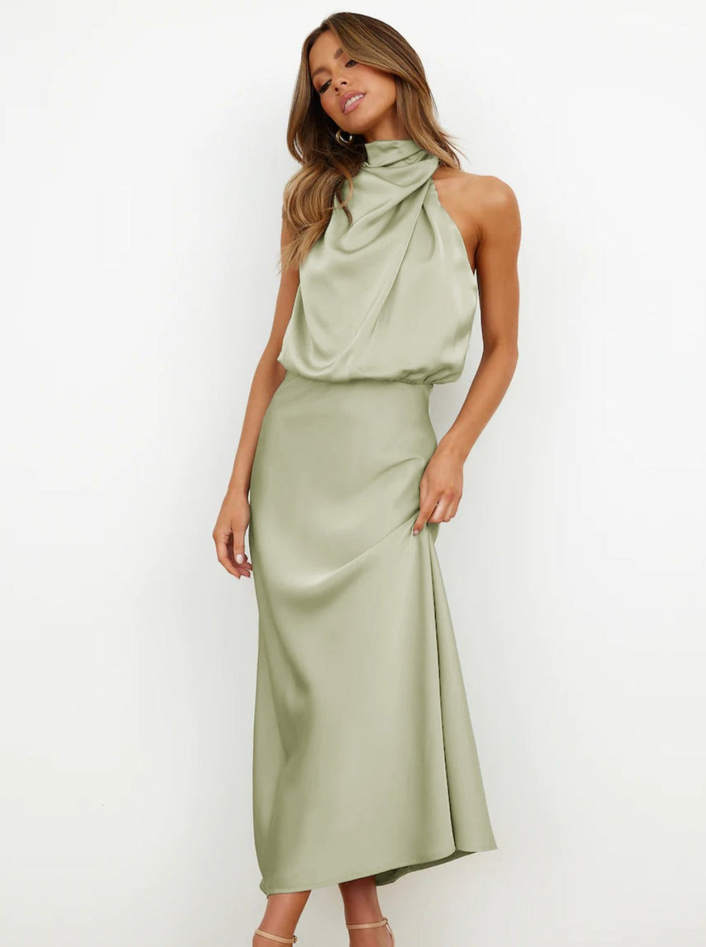 Elegante vestido verde claro con cuello halter 