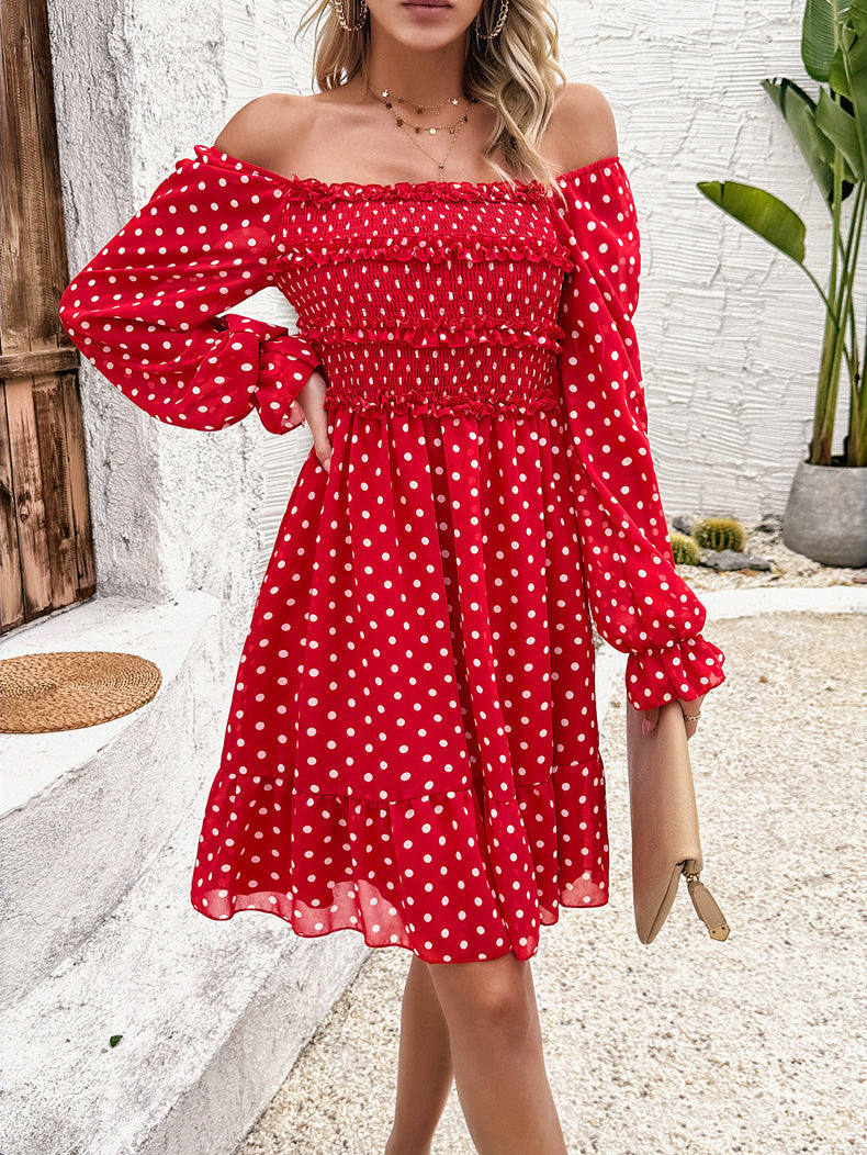 Vestido casual rojo con hombros descubiertos y lunares 