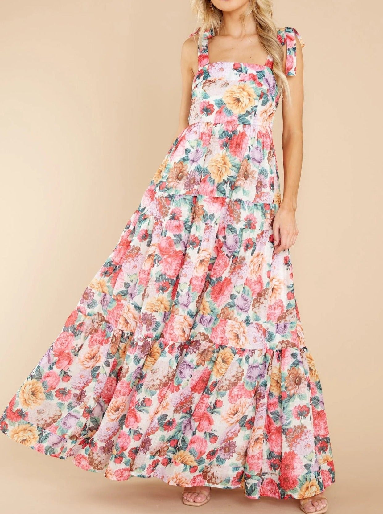 Vestido con capas y estampado floral rosa 