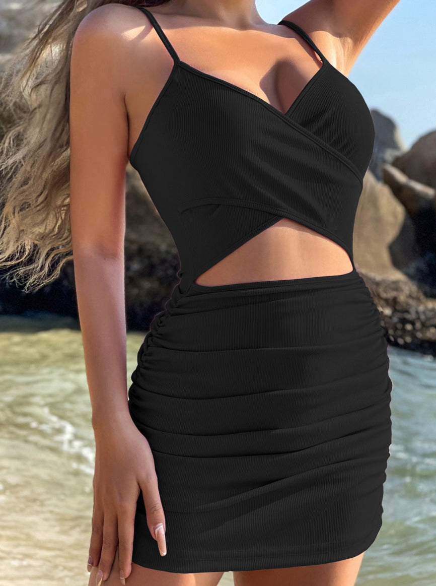 Vestido negro sin mangas con tirantes cruzados y aberturas