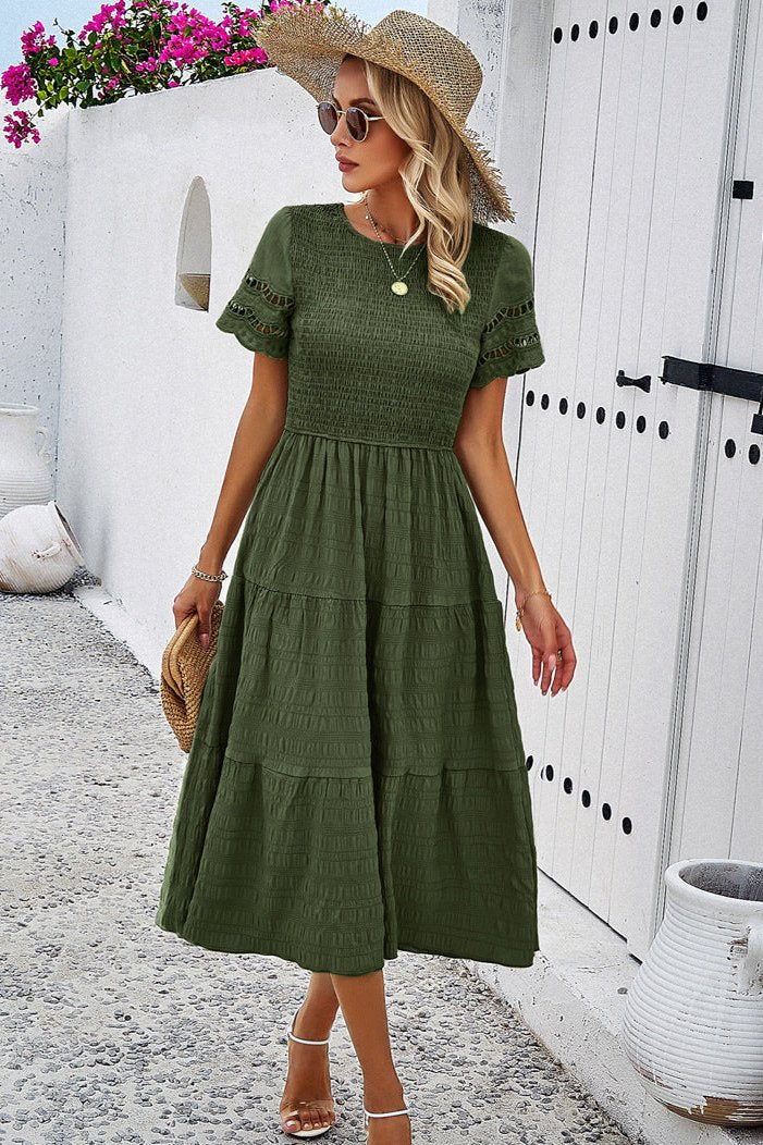 Vestido midi informal de color verde oscuro con mangas de encaje de crochet y corte en A 