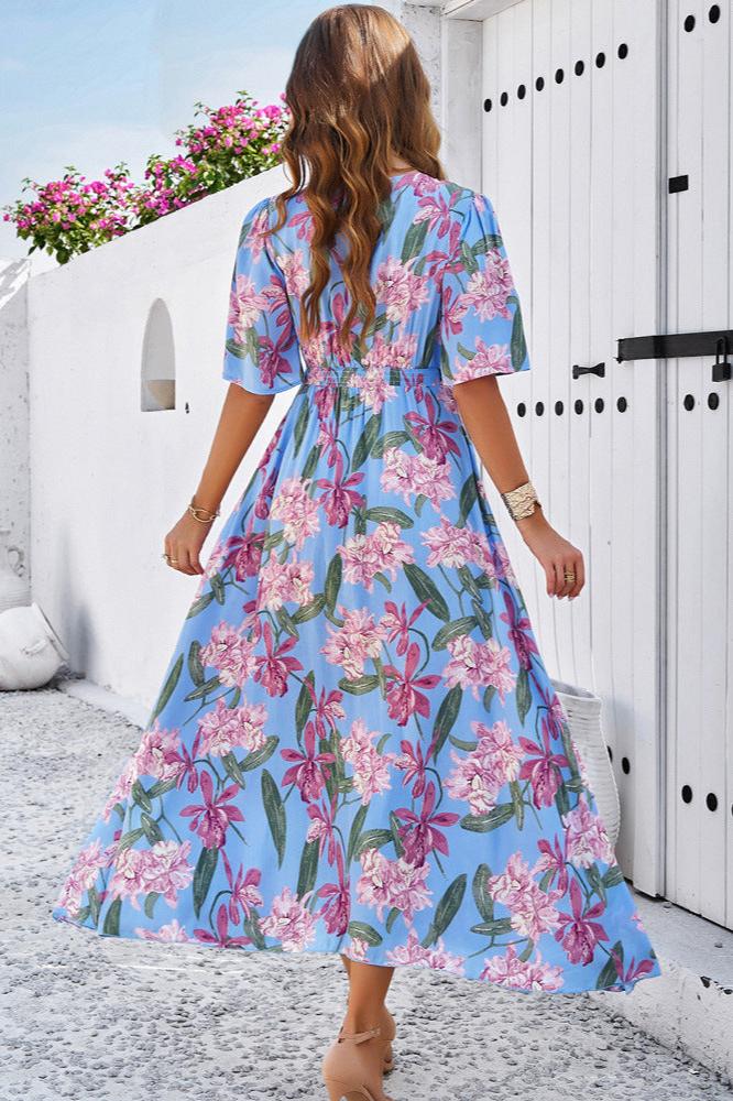 Vestido midi con escote en V y abertura lateral con estampado floral de verano en azul chic 