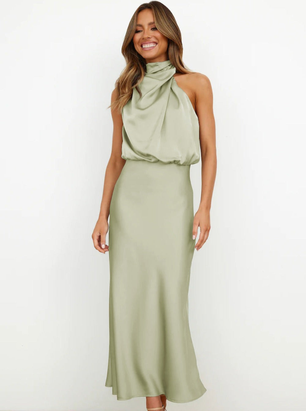 Elegante vestido verde claro con cuello halter 