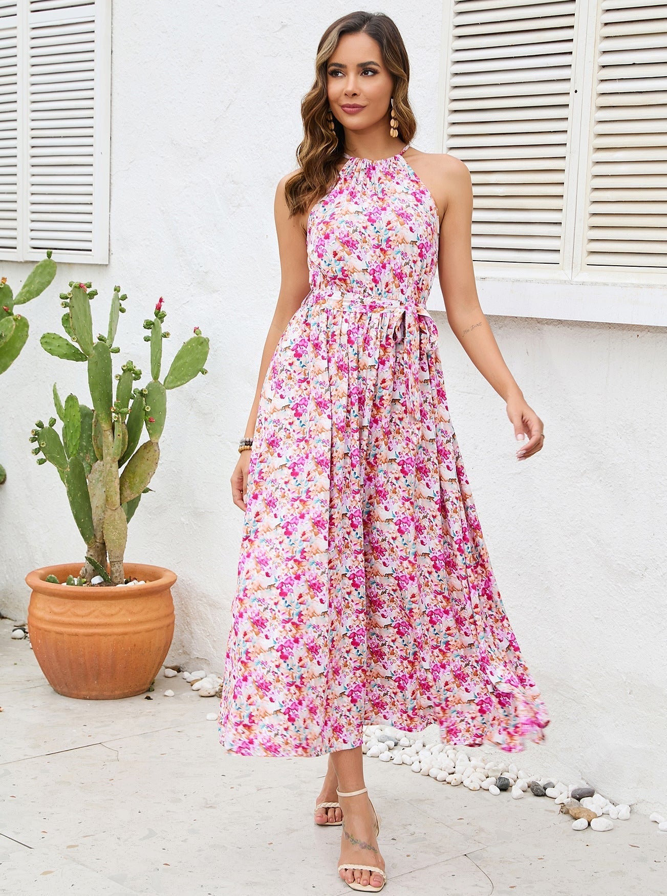 Vestido midi floral con escote halter y hombros descubiertos 