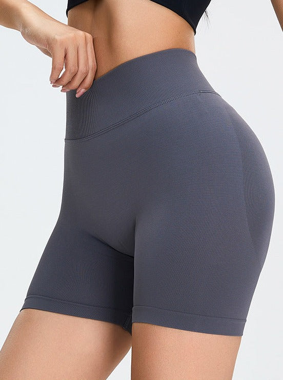 Pantalón corto deportivo de cintura alta sin costuras color gris carbón que realza los glúteos 