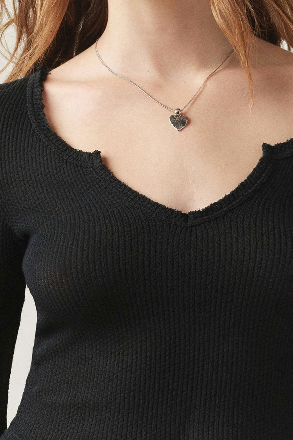 Blusa de punto con cuello en V y manga larga de canalé negro 