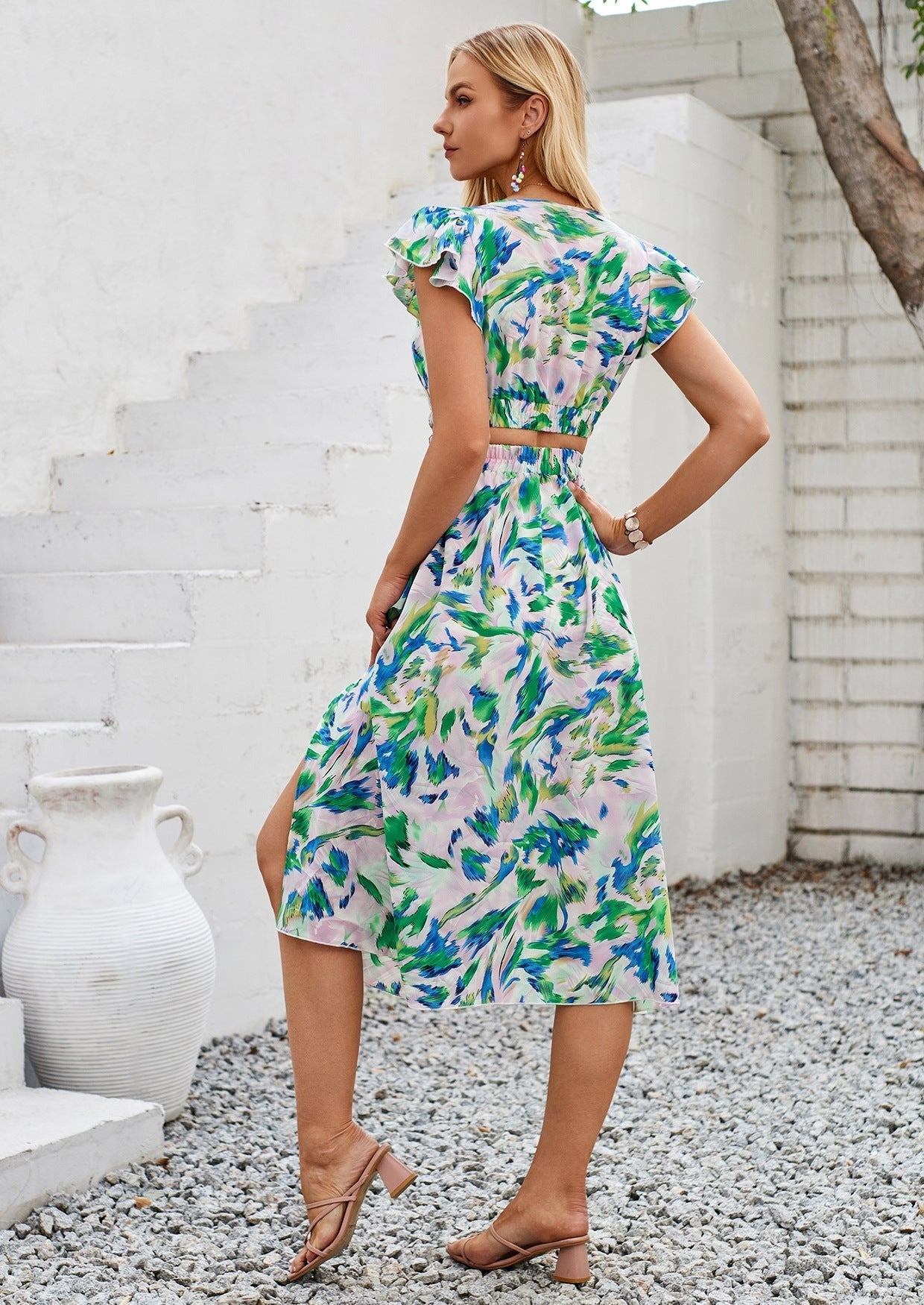 Vestido midi con escote en V y volantes con estampado floral de verano 