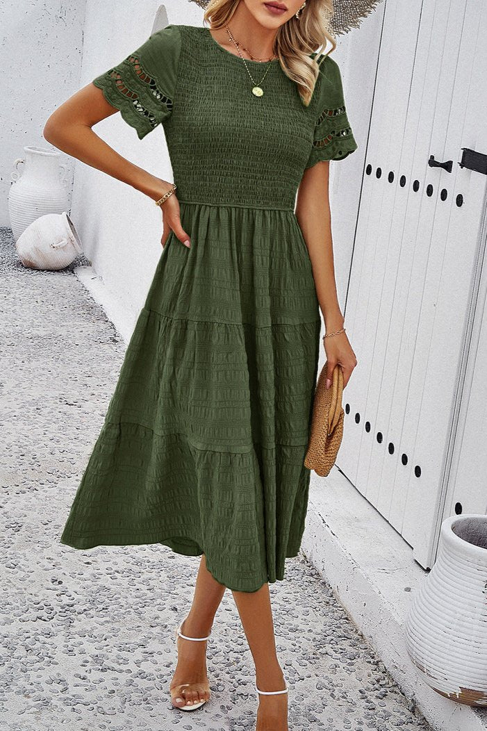 Vestido midi informal de color verde oscuro con mangas de encaje de crochet y corte en A 