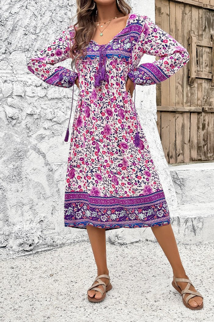 Elegante vestido midi de manga larga con estampado floral morado 