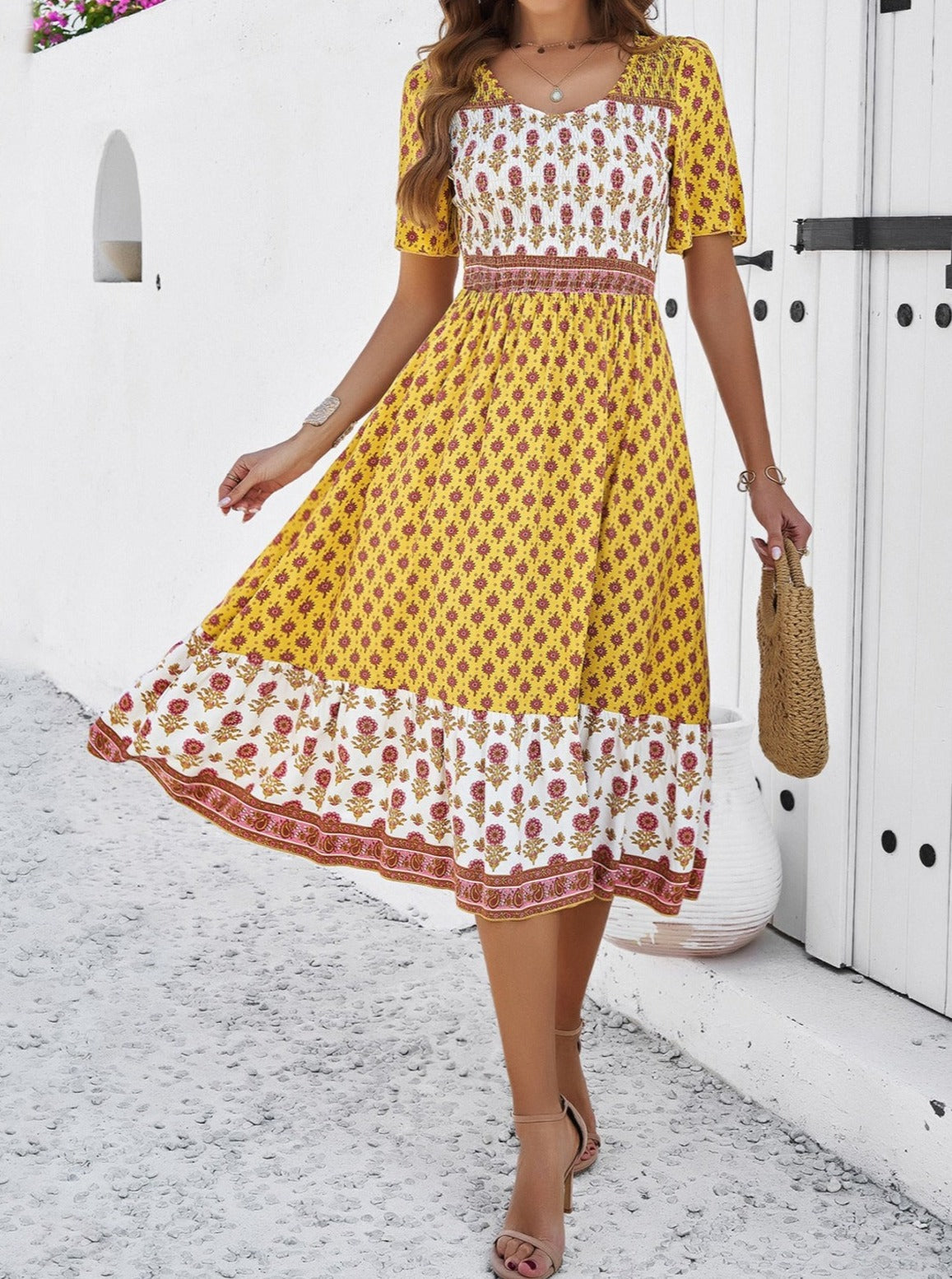 Elegante vestido de verano con estampado floral retro