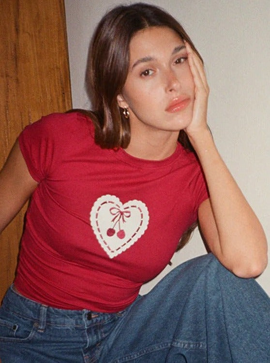 Camisa de cuello redondo con estampado de corazones de cereza 