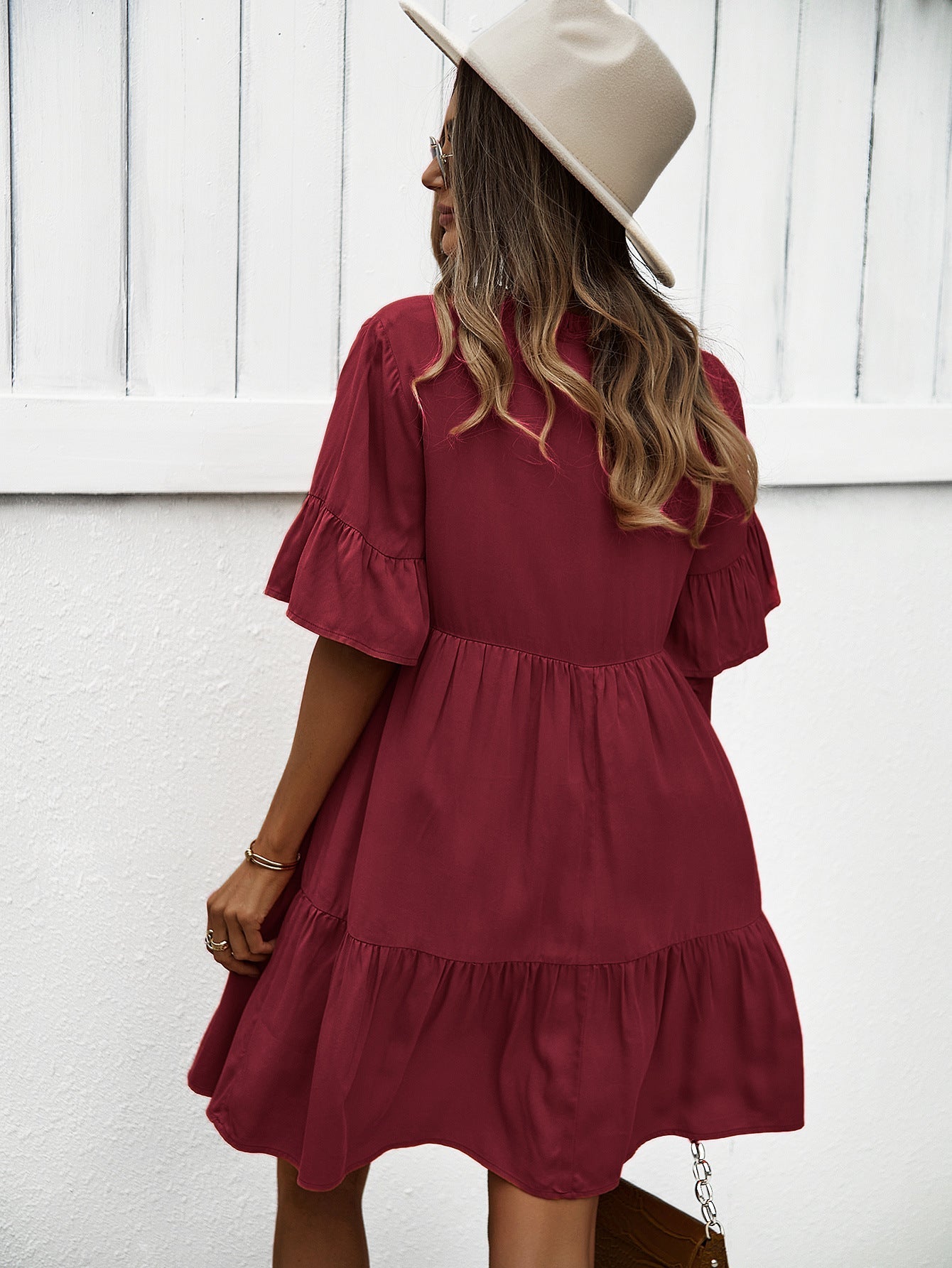 Vestido en forma de A con capas en color vino 