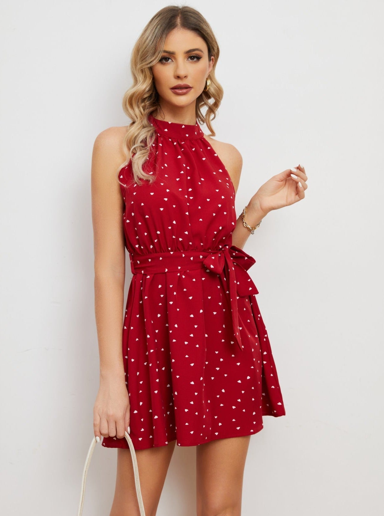 Vestido con cuello halter, cintura anudada y estampado de corazones 