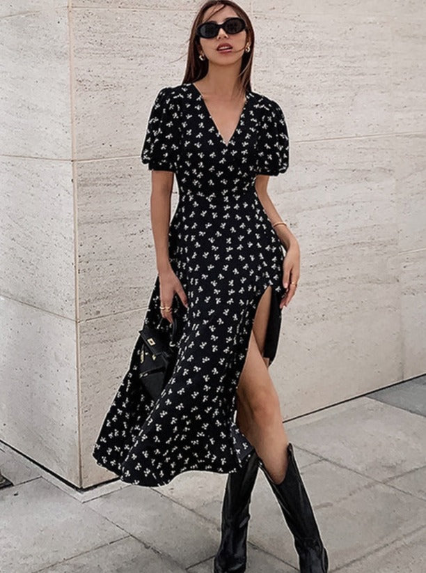 Vestido negro con escote en V, manga abullonada y estampado de aberturas