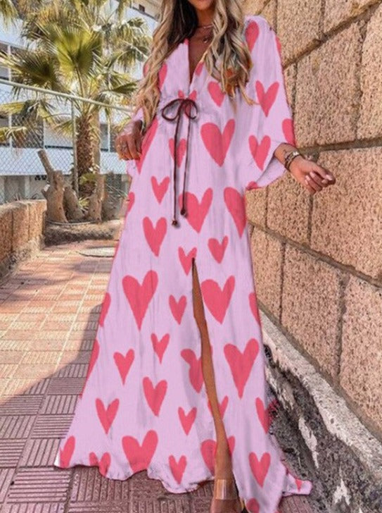 Vestido largo con escote en V, cordones y estampado de corazones en color rosa 