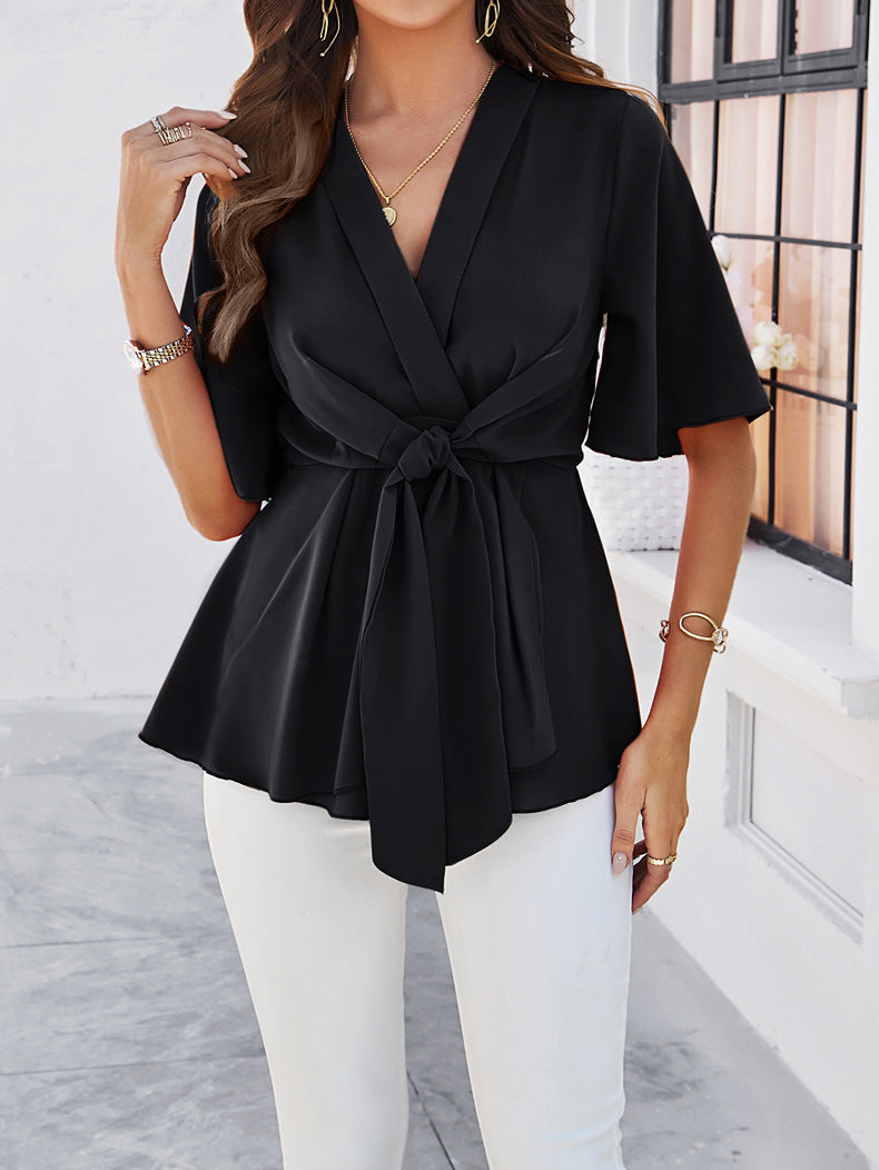 Blusa negra con escote en V y lazo 