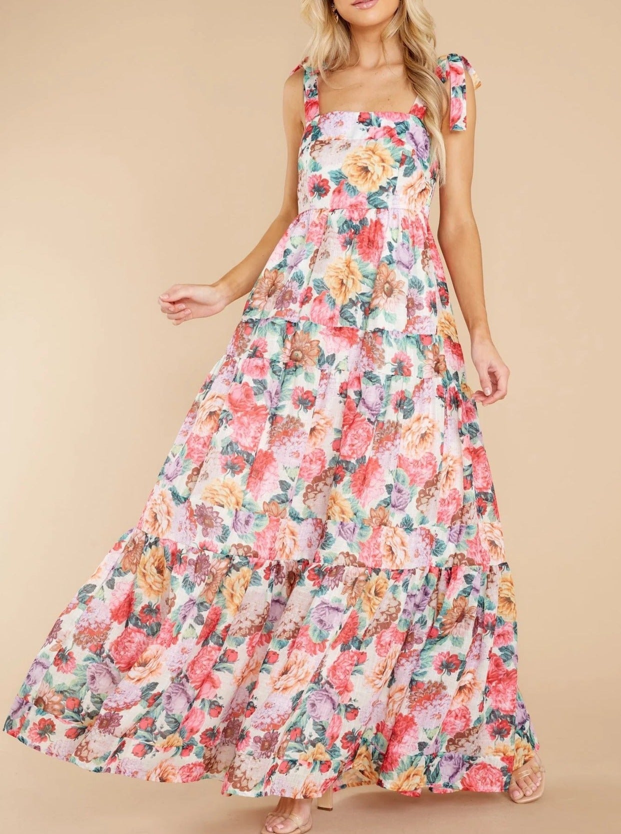 Vestido con capas y estampado floral rosa 