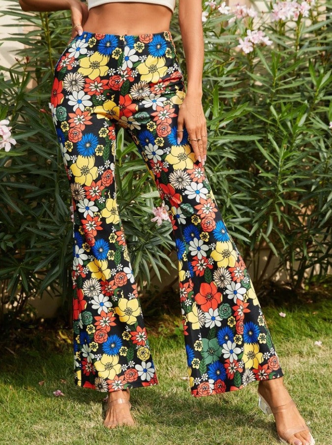 Pantalones acampanados ajustados con estampado floral moderno 