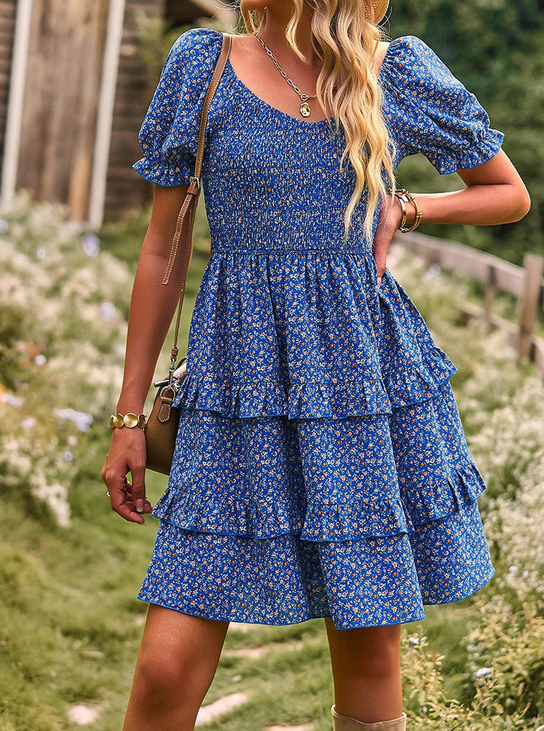 Vestido con falda pastel, estampado floral, hombros descubiertos y escote en V en color azul claro 