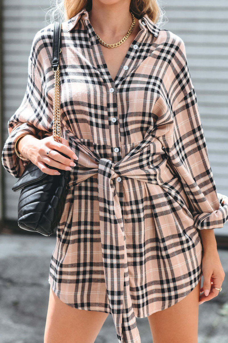 Vestido camisero elegante con cinturón y cuadros escoceses