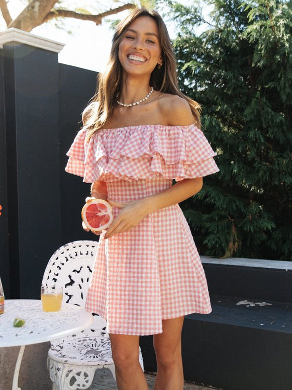 Vestido con cuello de hoja y hombros descubiertos a cuadros