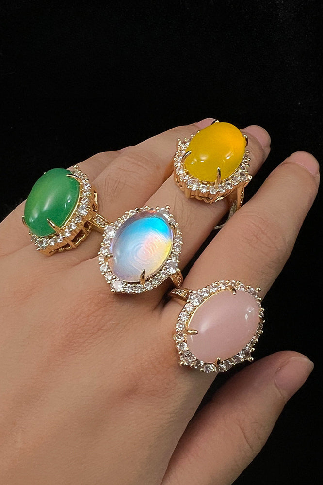 Anillos de piedras preciosas con cristales brillantes de lujo